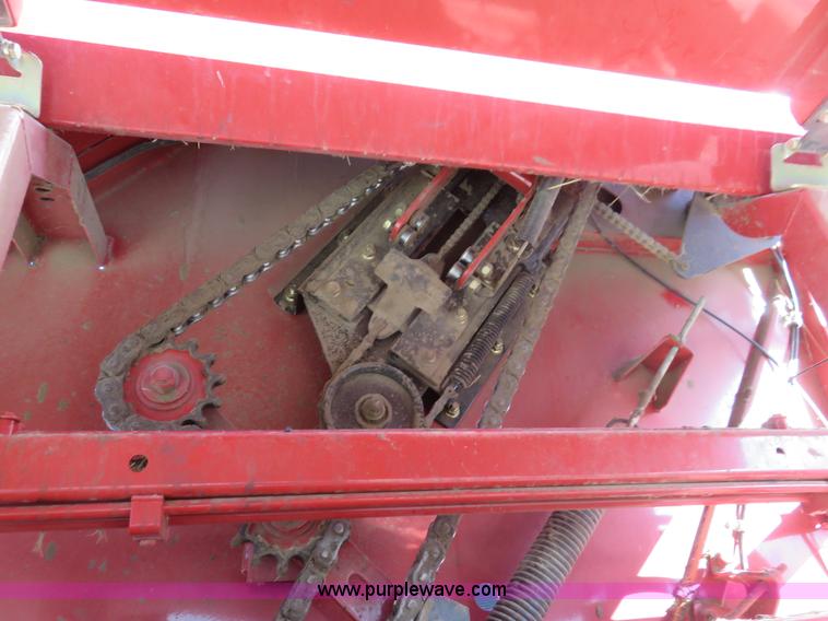 image for item K7086 2009 New Holland BR7070 round baler