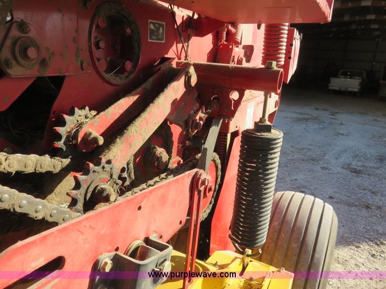 image for item K7086 2009 New Holland BR7070 round baler