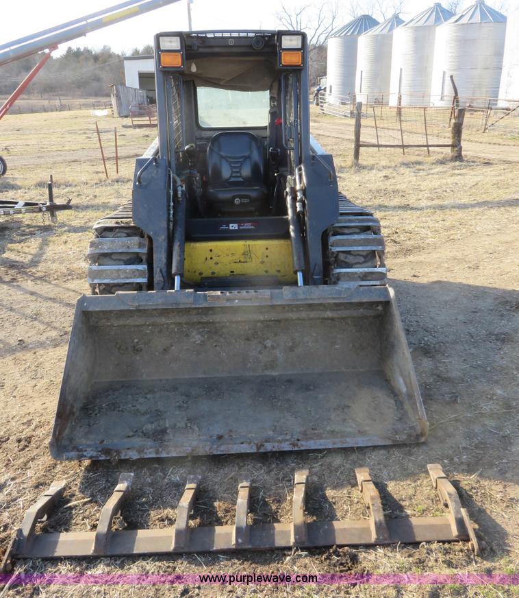 image for item K7186 2004 New Holland LS170 skid steer