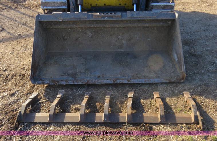 image for item K7186 2004 New Holland LS170 skid steer