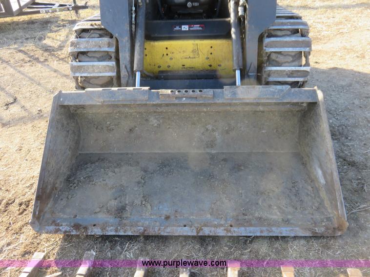 image for item K7186 2004 New Holland LS170 skid steer