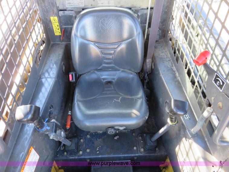 image for item K7186 2004 New Holland LS170 skid steer