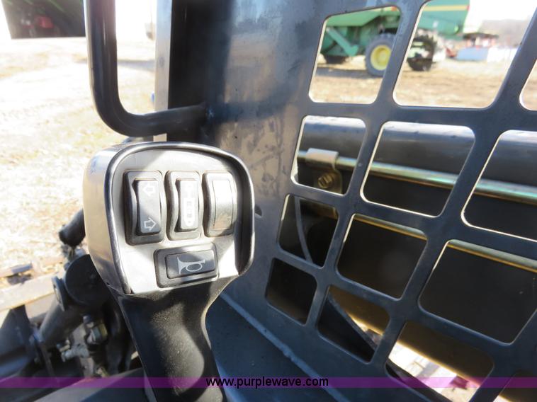 image for item K7186 2004 New Holland LS170 skid steer