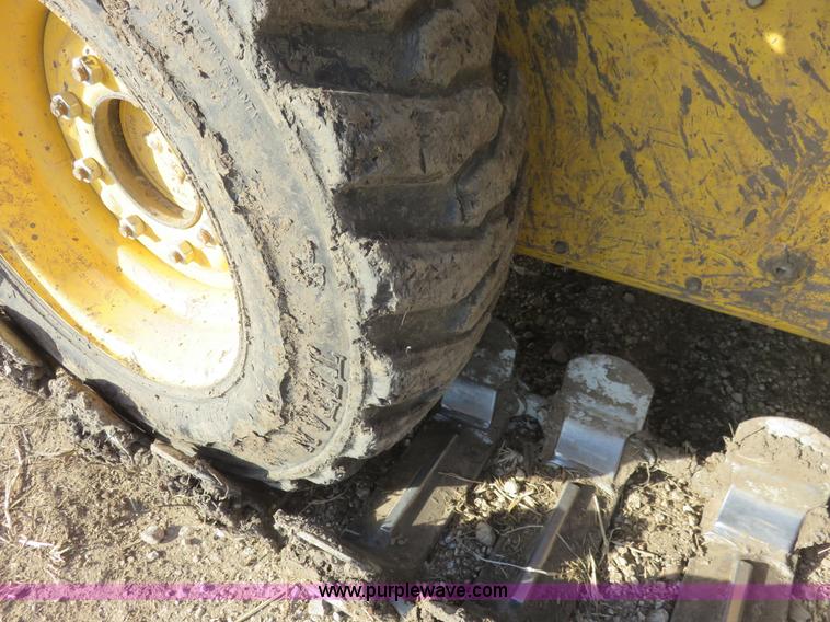 image for item K7186 2004 New Holland LS170 skid steer