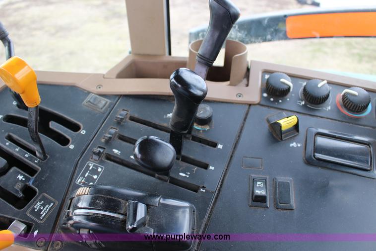 image for item L6635 2001 John Deere 7710 MFWD tractor