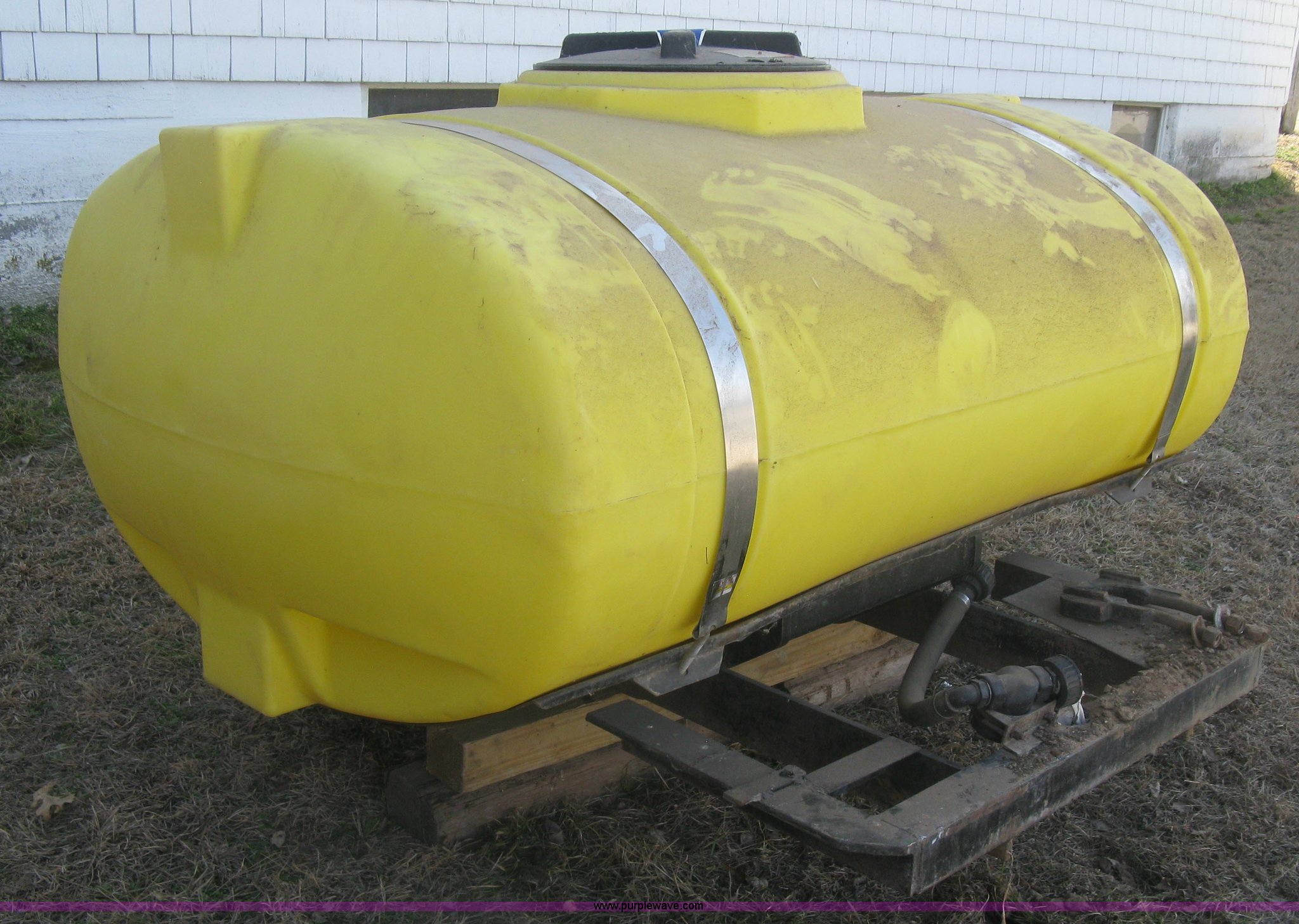 Wylie poly tank in Lyons, KS Item BD9609 sold Purple Wave