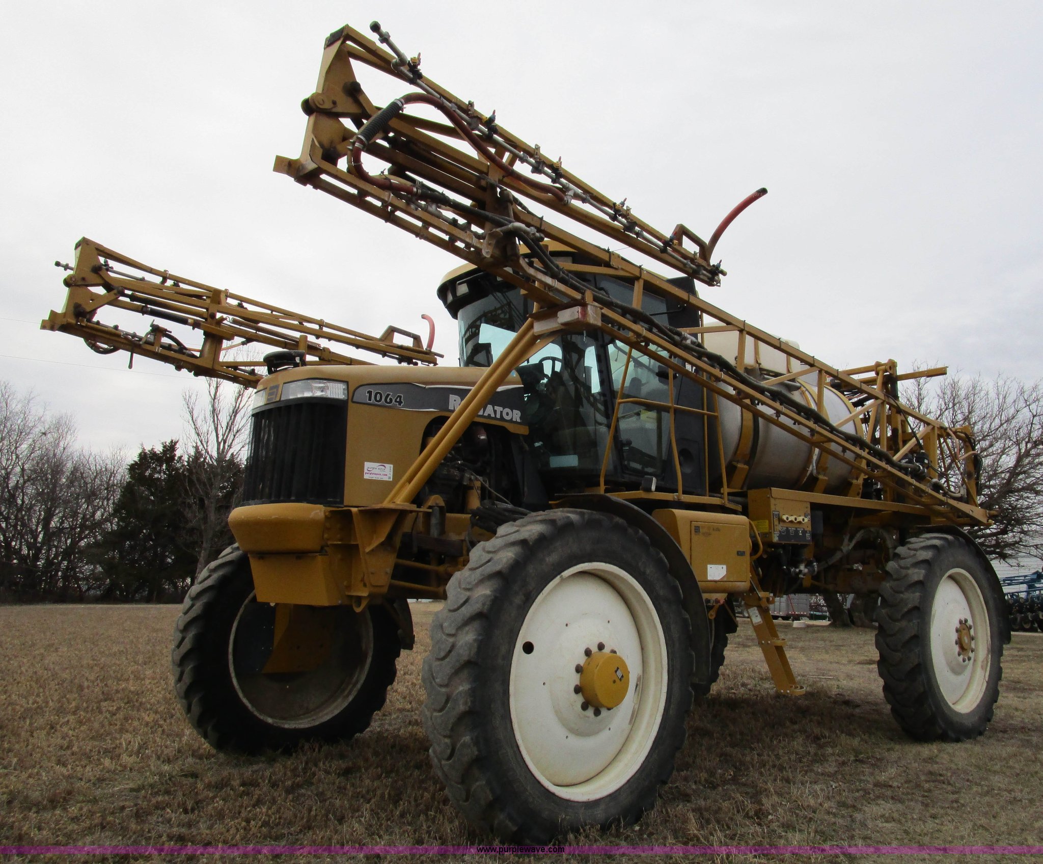 2004 AgChem RoGator 1064 selfpropelled sprayer in Chanute, KS Item