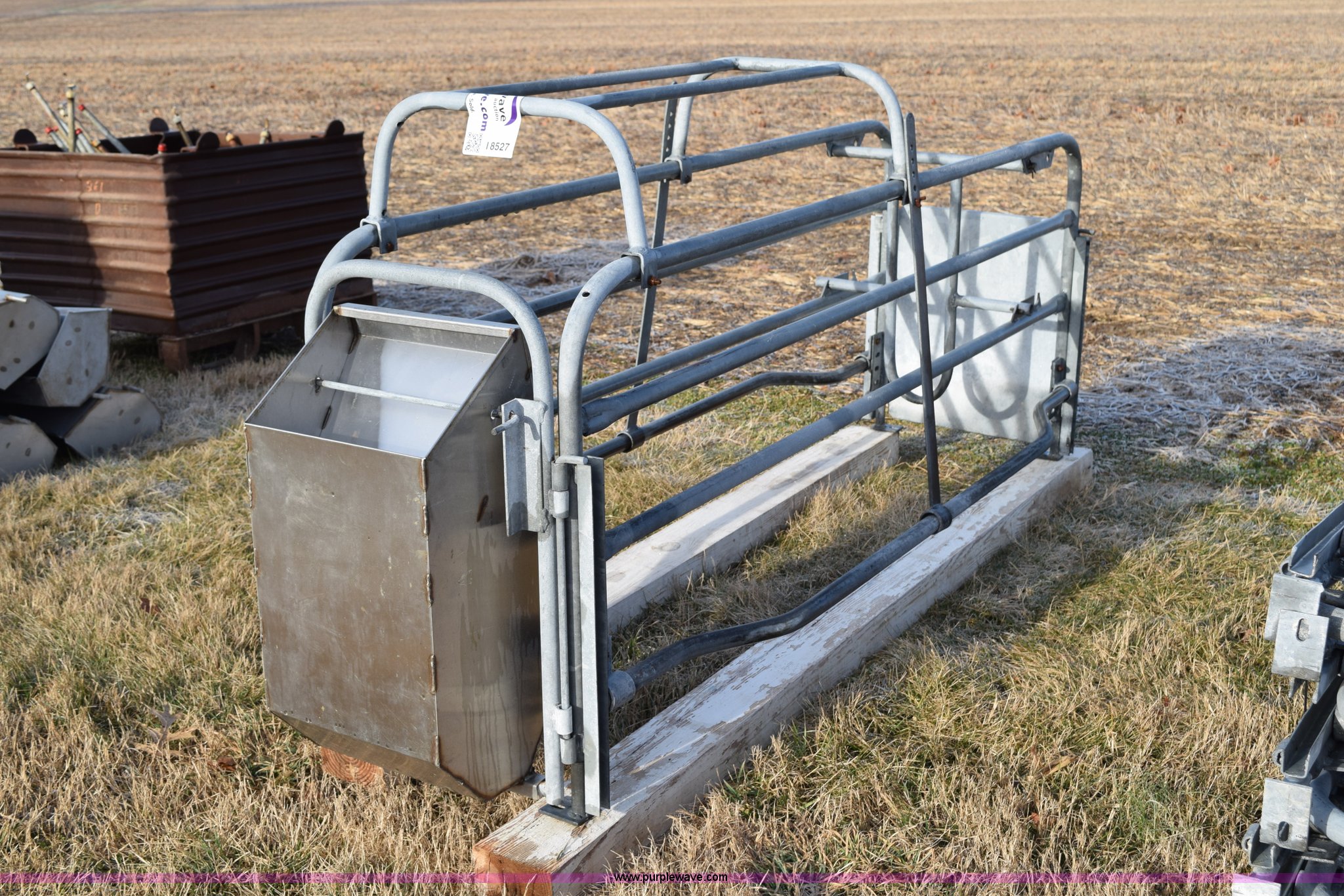 (33) sow farrowing crates in Riddleton, TN Item I8527 sold Purple Wave