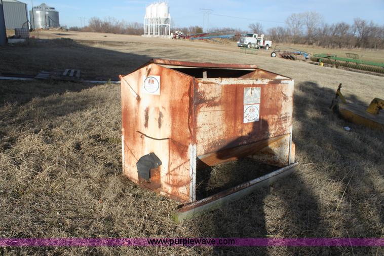 BarSix cake feeder in Ponca City, OK Item BR9499 sold Purple Wave