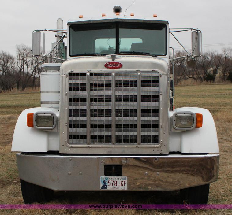 image for item F3457 2000 Peterbilt 378 service truck