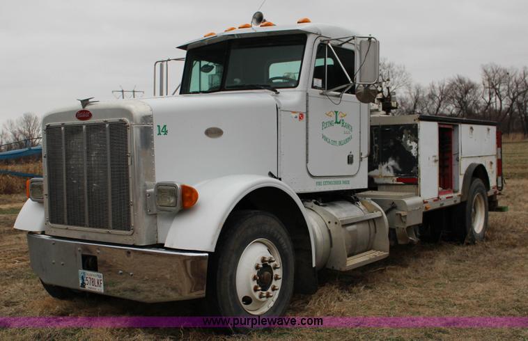 image for item F3457 2000 Peterbilt 378 service truck