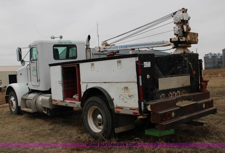 image for item F3457 2000 Peterbilt 378 service truck