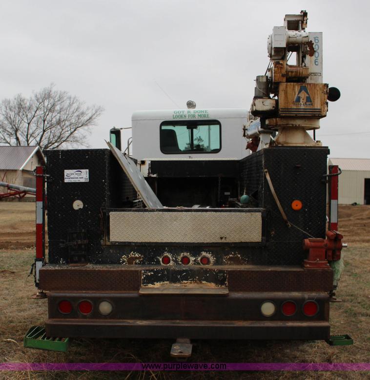 image for item F3457 2000 Peterbilt 378 service truck