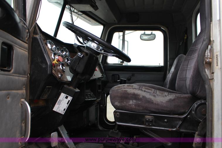 image for item F3457 2000 Peterbilt 378 service truck