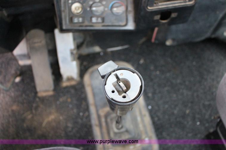 image for item F3457 2000 Peterbilt 378 service truck