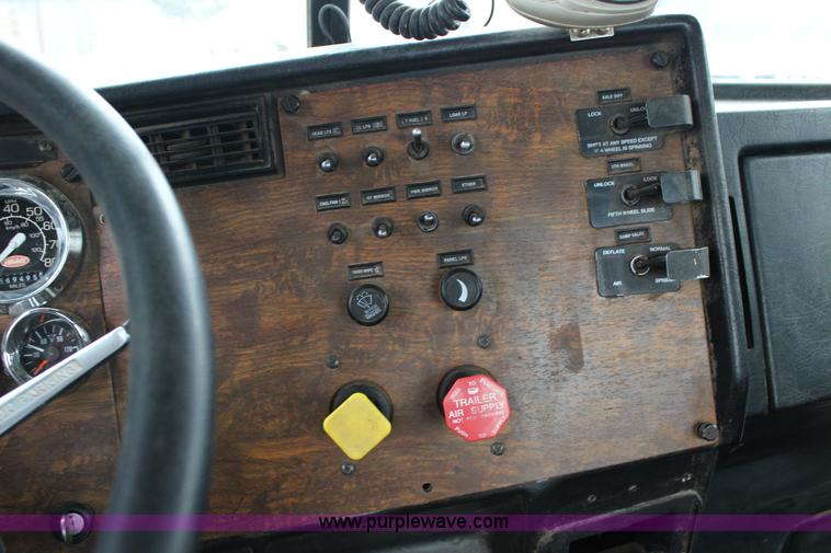 image for item F3457 2000 Peterbilt 378 service truck