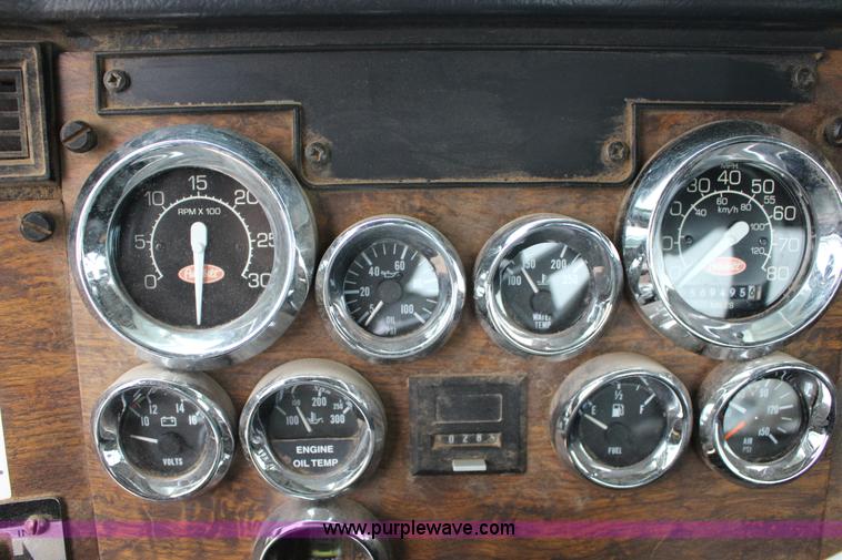 image for item F3457 2000 Peterbilt 378 service truck