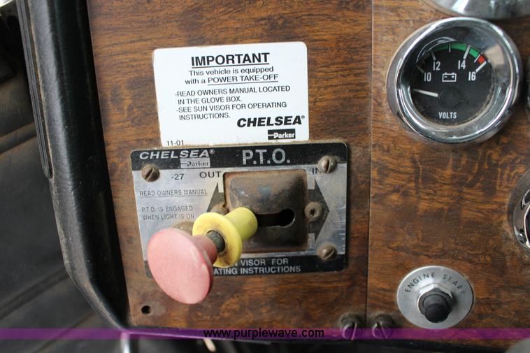 image for item F3457 2000 Peterbilt 378 service truck