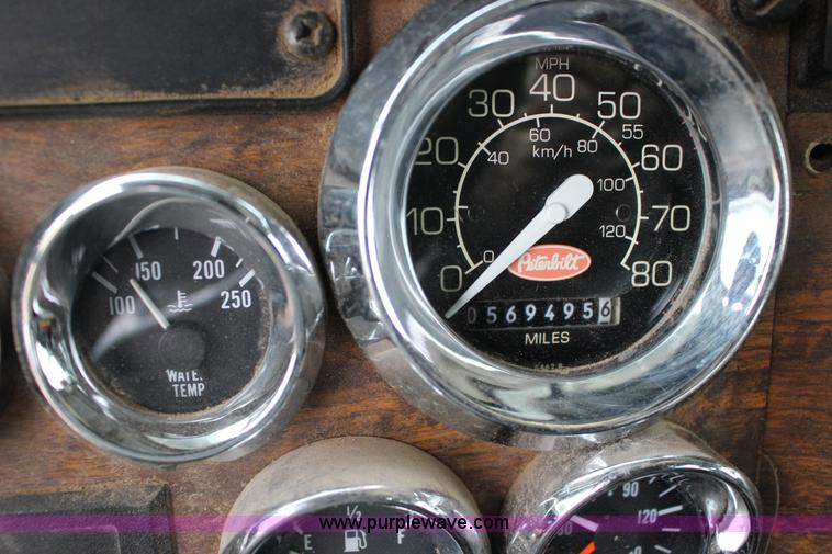 image for item F3457 2000 Peterbilt 378 service truck