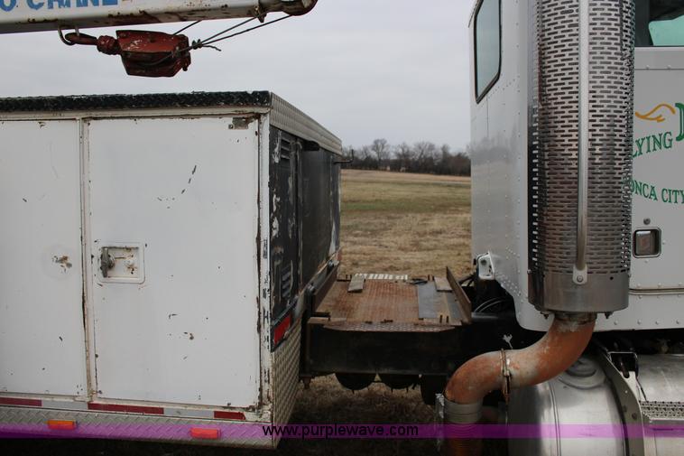 image for item F3457 2000 Peterbilt 378 service truck