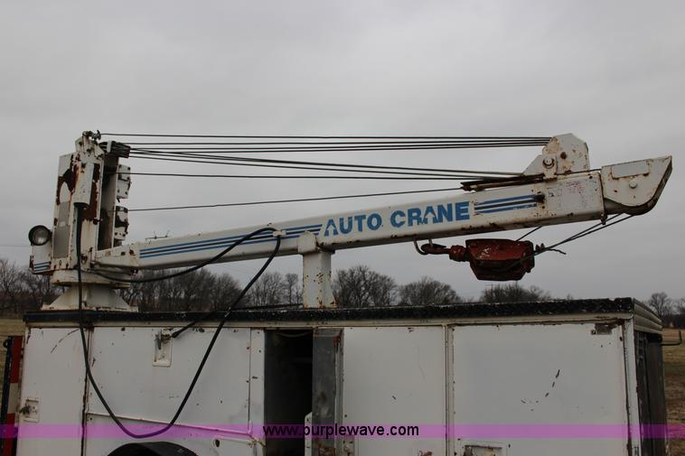 image for item F3457 2000 Peterbilt 378 service truck