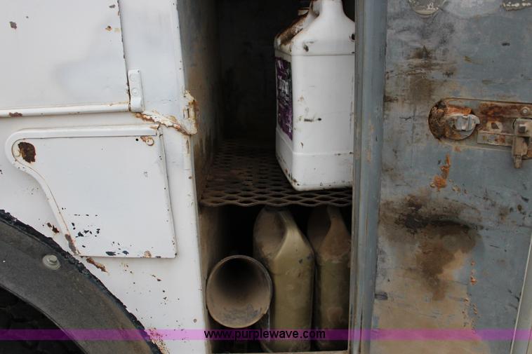 image for item F3457 2000 Peterbilt 378 service truck