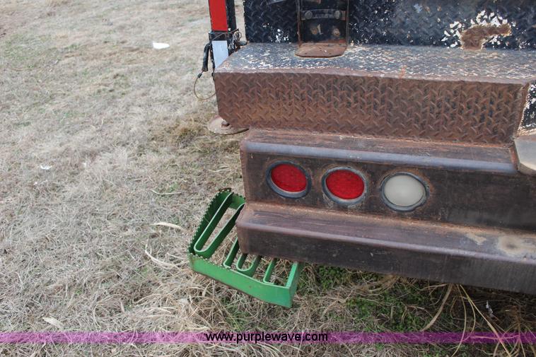 image for item F3457 2000 Peterbilt 378 service truck