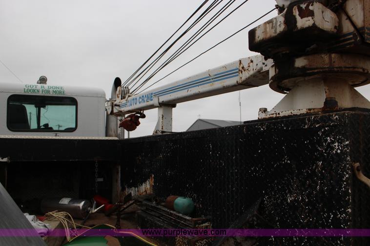 image for item F3457 2000 Peterbilt 378 service truck