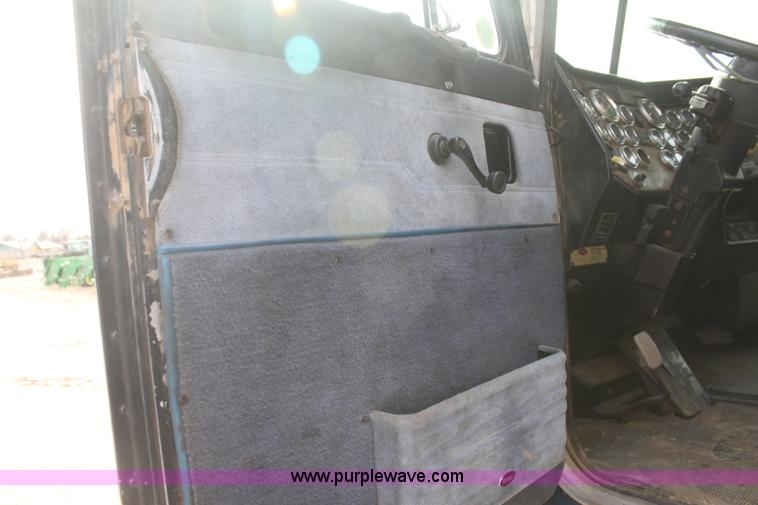 image for item F3458 1995 Peterbilt 379 semi truck