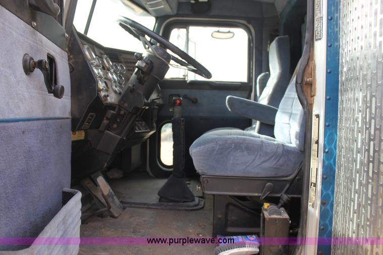 image for item F3458 1995 Peterbilt 379 semi truck