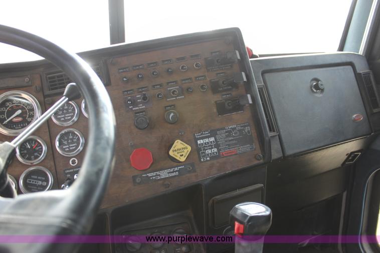 image for item F3458 1995 Peterbilt 379 semi truck