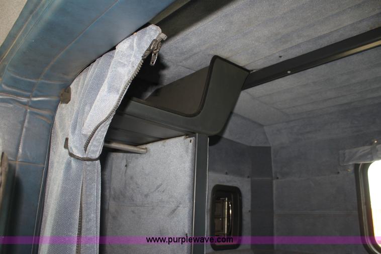 image for item F3458 1995 Peterbilt 379 semi truck