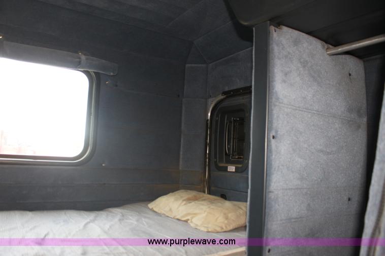 image for item F3458 1995 Peterbilt 379 semi truck