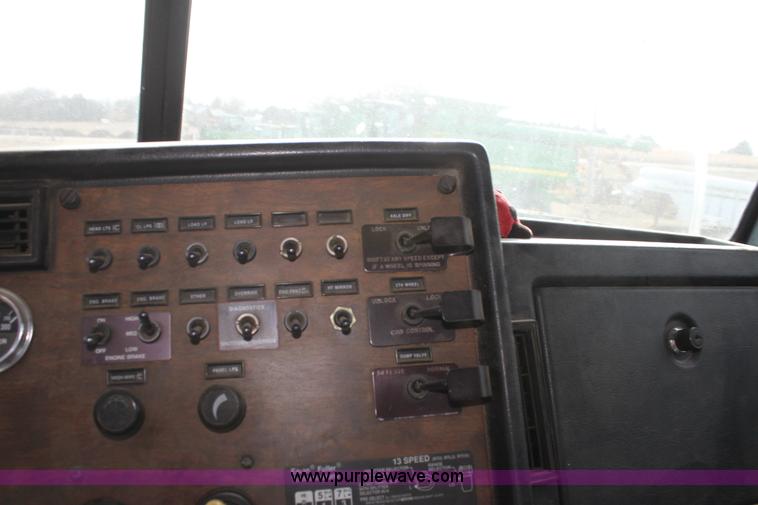 image for item F3458 1995 Peterbilt 379 semi truck