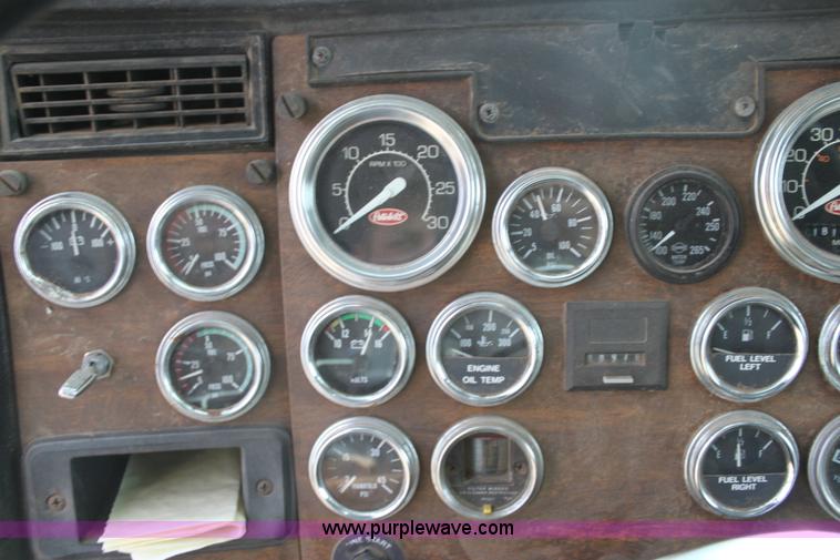 image for item F3458 1995 Peterbilt 379 semi truck