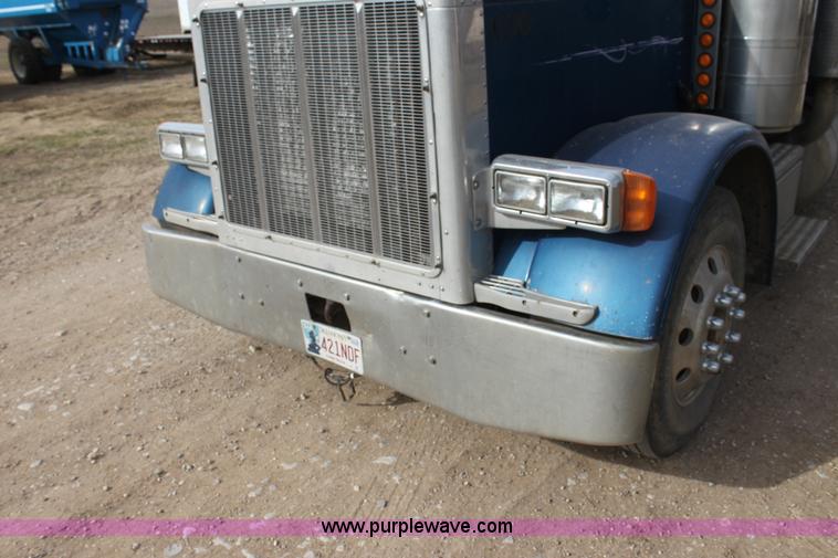 image for item F3458 1995 Peterbilt 379 semi truck
