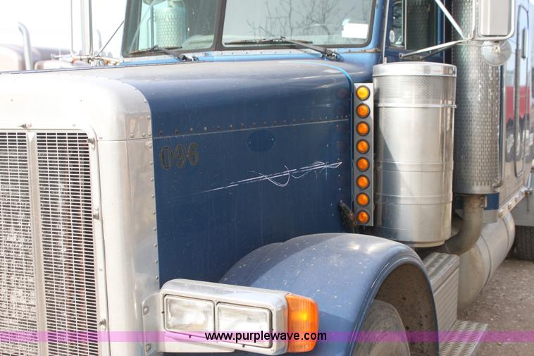 image for item F3458 1995 Peterbilt 379 semi truck