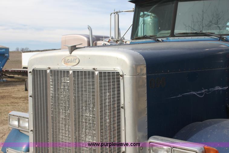 image for item F3458 1995 Peterbilt 379 semi truck