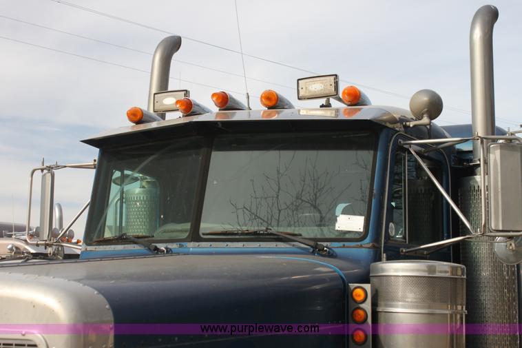 image for item F3458 1995 Peterbilt 379 semi truck