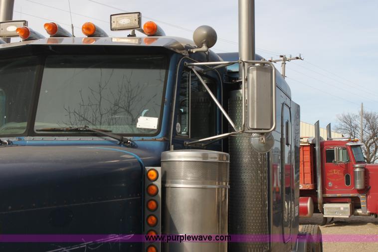 image for item F3458 1995 Peterbilt 379 semi truck