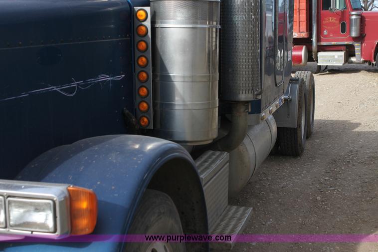 image for item F3458 1995 Peterbilt 379 semi truck