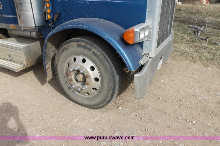 image for item F3458 1995 Peterbilt 379 semi truck