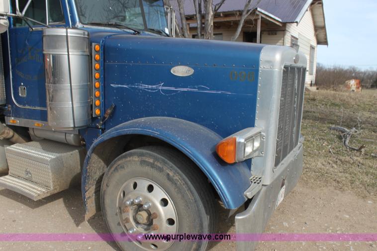 image for item F3458 1995 Peterbilt 379 semi truck