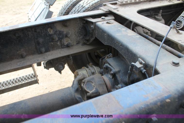 image for item F3458 1995 Peterbilt 379 semi truck