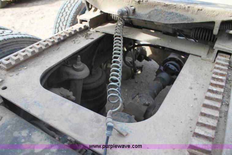 image for item F3458 1995 Peterbilt 379 semi truck