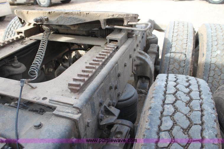 image for item F3458 1995 Peterbilt 379 semi truck