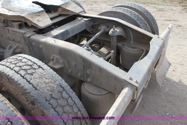 image for item F3458 1995 Peterbilt 379 semi truck