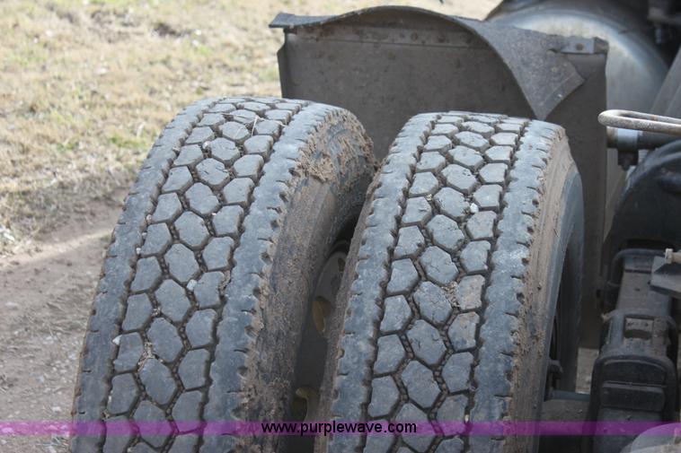 image for item F3458 1995 Peterbilt 379 semi truck