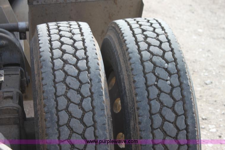 image for item F3458 1995 Peterbilt 379 semi truck