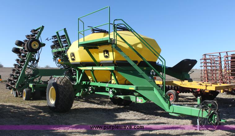 image for item F3460 2004 John Deere 1890 air seeder with 1910 cart